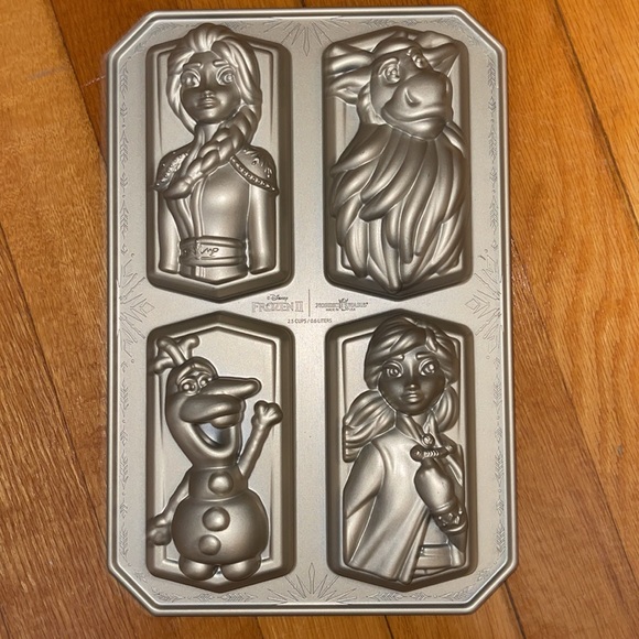 Frozen Nordicware small cake pans - Picture 2 of 3